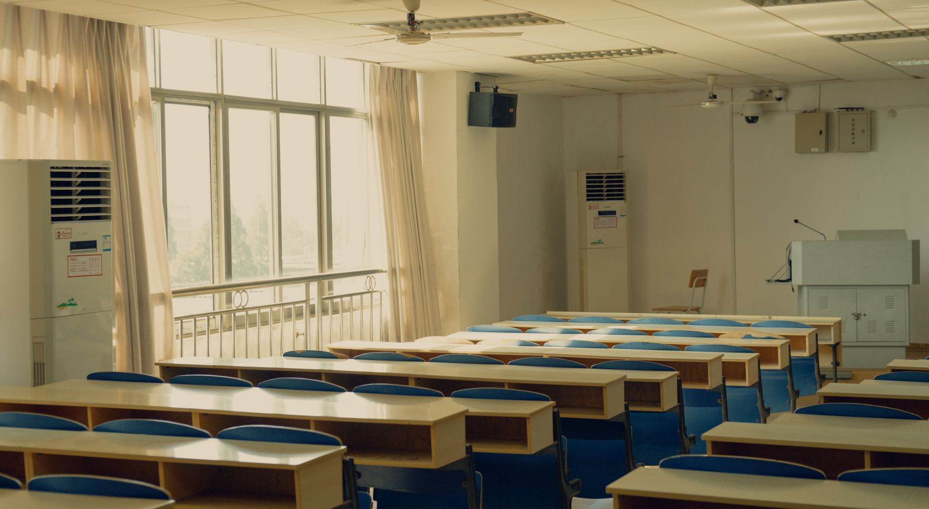 早朝のセミナー会場。倫理法人会とは評判の明るい空間
