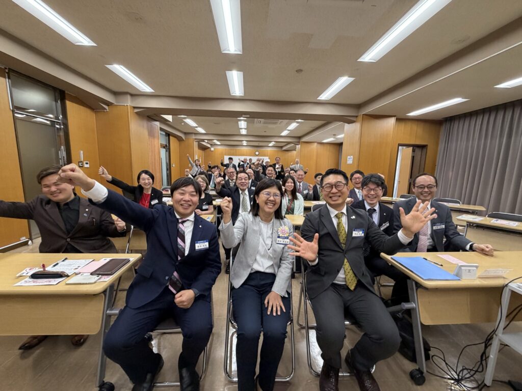 湯島倫理法人会の経営者たちの笑顔の集合写真