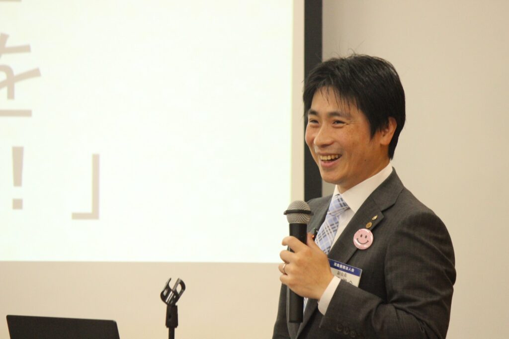 経営者モーニングセミナーで笑顔で講話する登壇者
