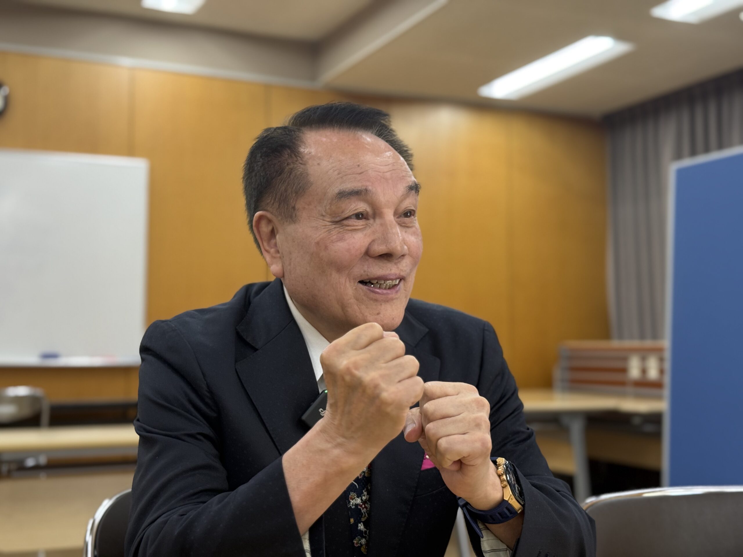 両の拳を握り、熱を込めて語る五十嵐由人さん（第7代会長・現相談役）