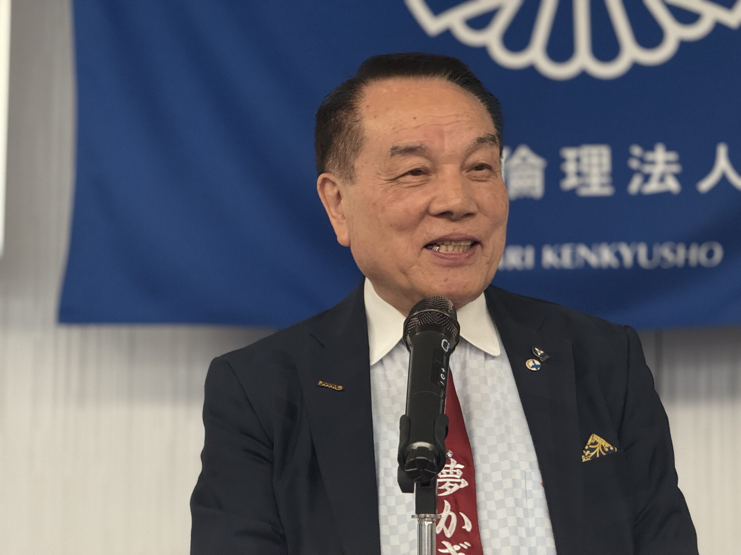 倫理法人会の旗を背に。会長時代は、多い月で十六回もの講話に立った