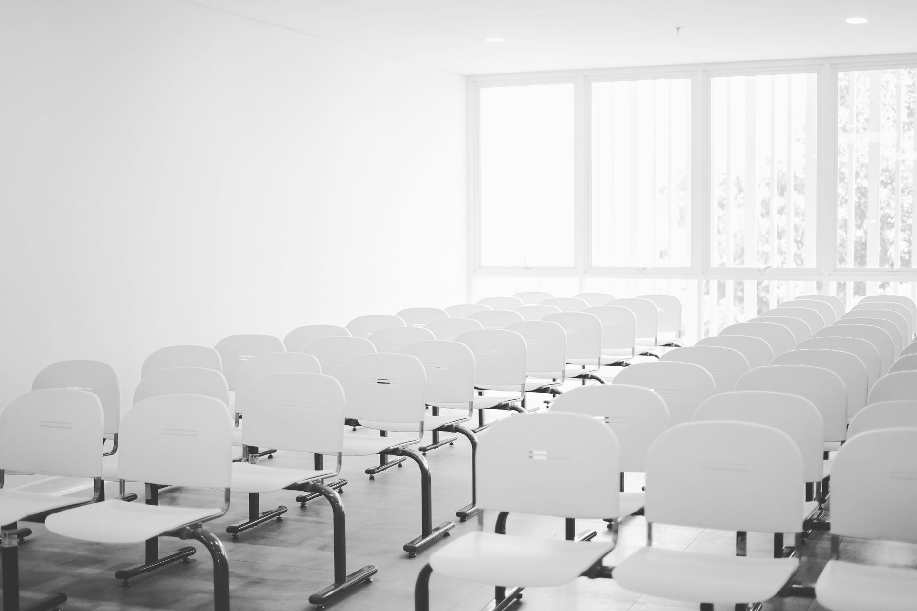 倫理法人会憲章の冊子が並ぶセミナー会場に朝の光が差し込む穏やかな雰囲気