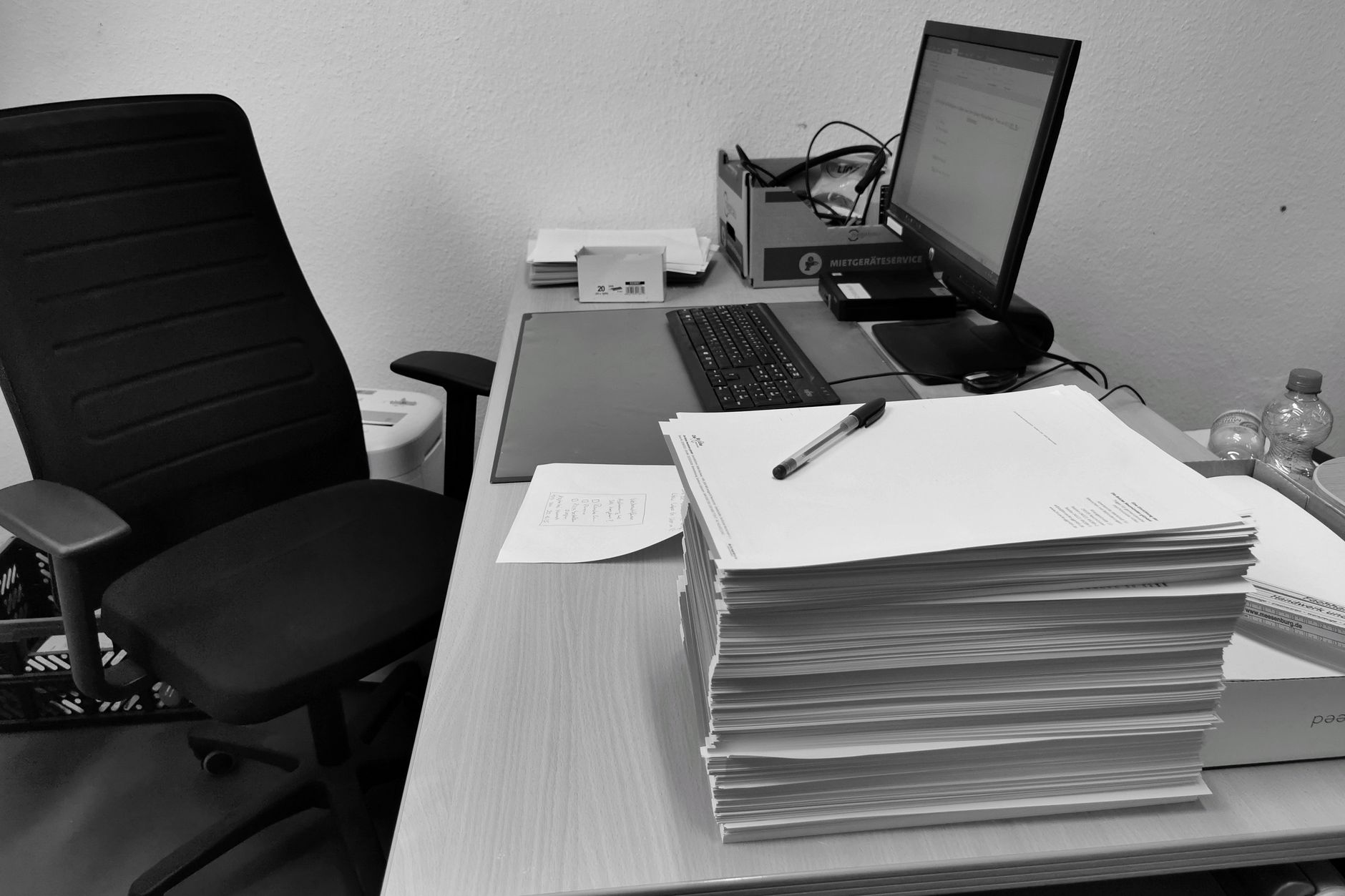 静かな中小企業オフィス幹部育成の戦略を練るデスク
