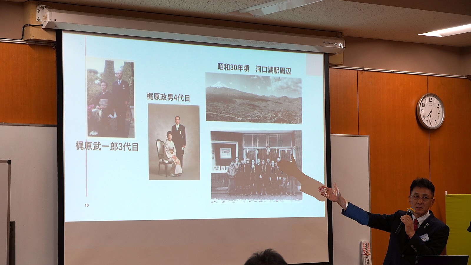 3代目・4代目の古写真と昭和30年頃の河口湖駅周辺を指し示す梶原作造氏