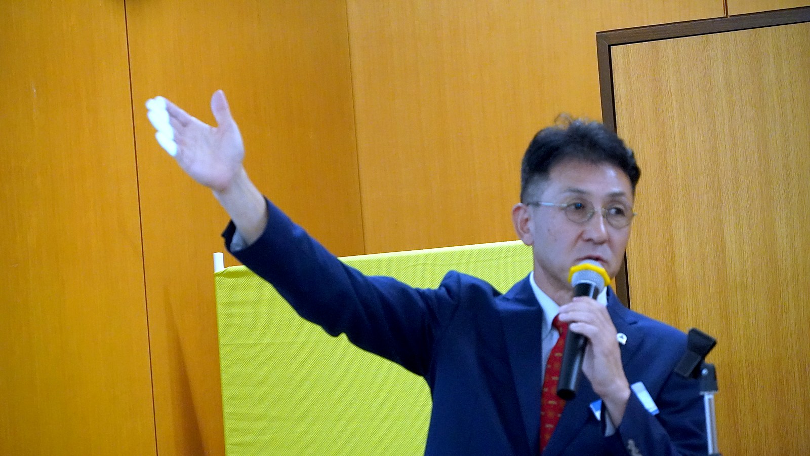 大きく手を広げ、会場に語りかける梶原作造氏