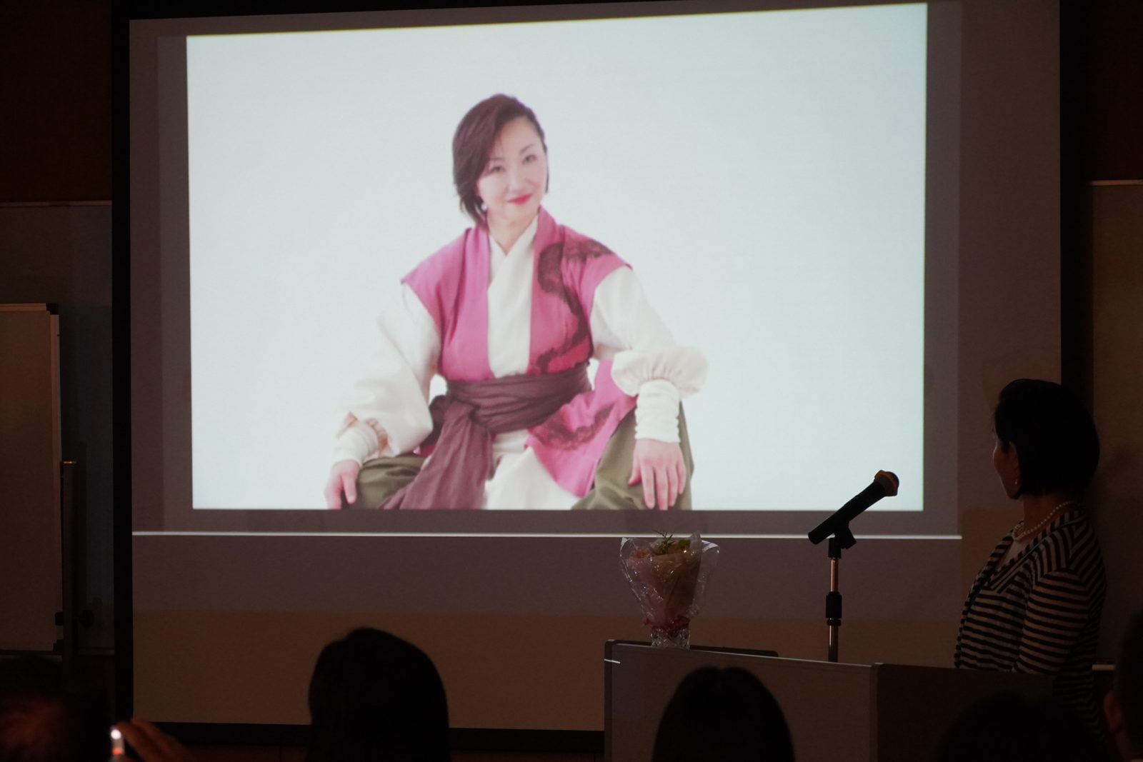 講話冒頭の紹介映像より