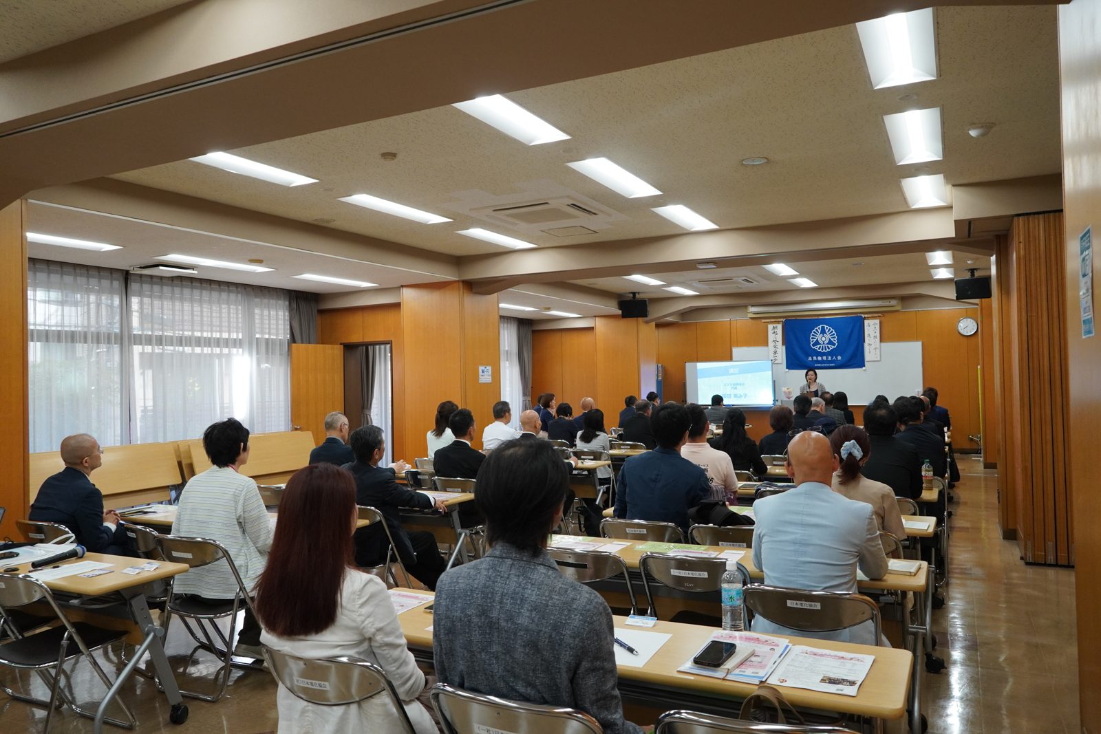 講話に耳を傾ける会場の様子