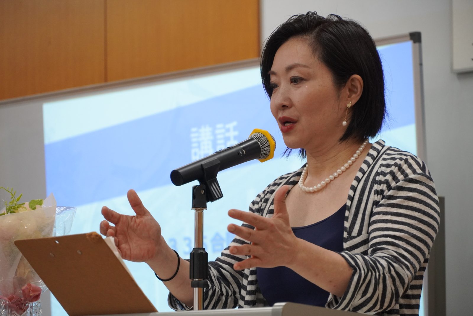 身振りを交えて語る福田美み子氏