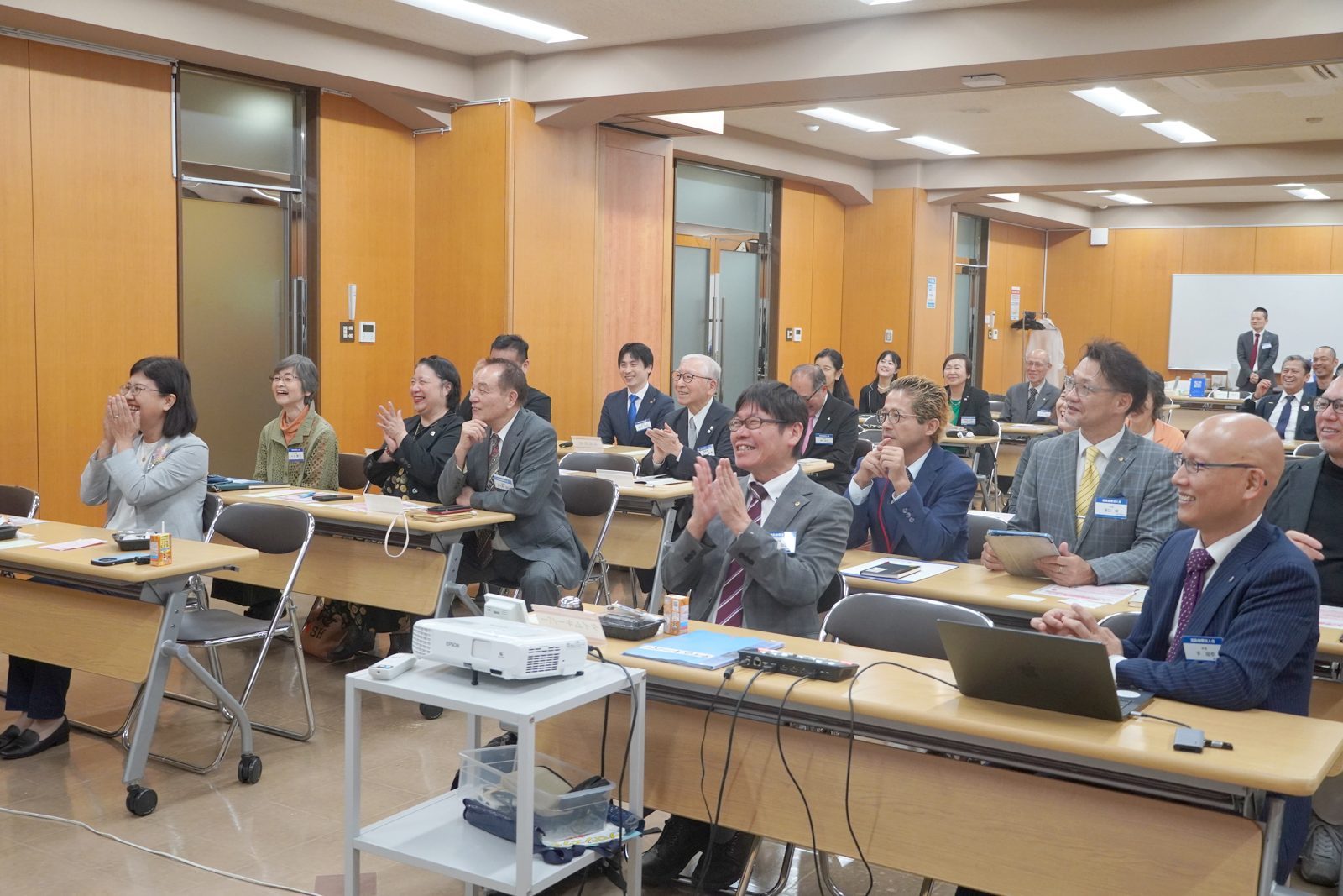 朝食会で講話の感想を分かち合う会場