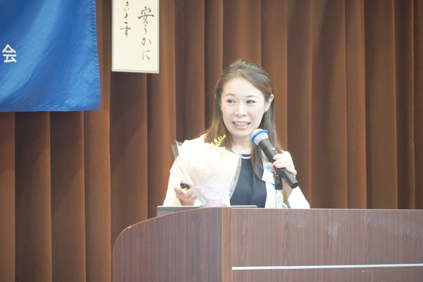 笑顔で語りかける野田久美子氏