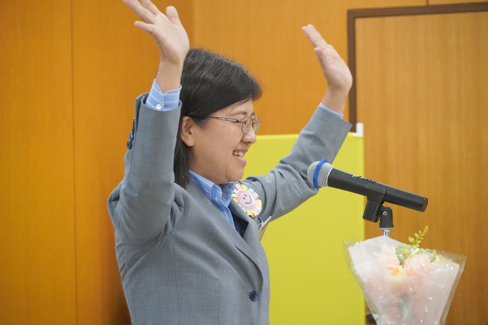 両手を挙げて会場を盛り上げる藤井真由美会長