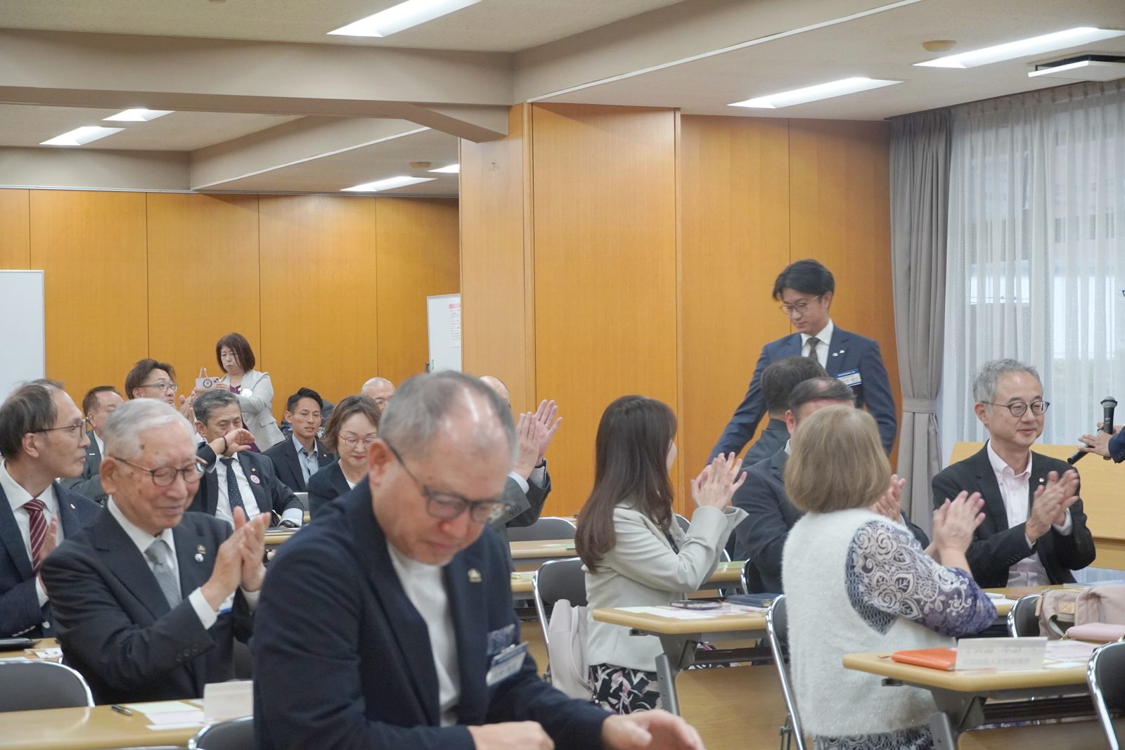 拍手に包まれる会場