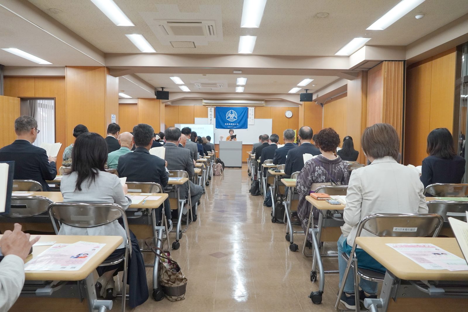 輪読で始まる朝の会場