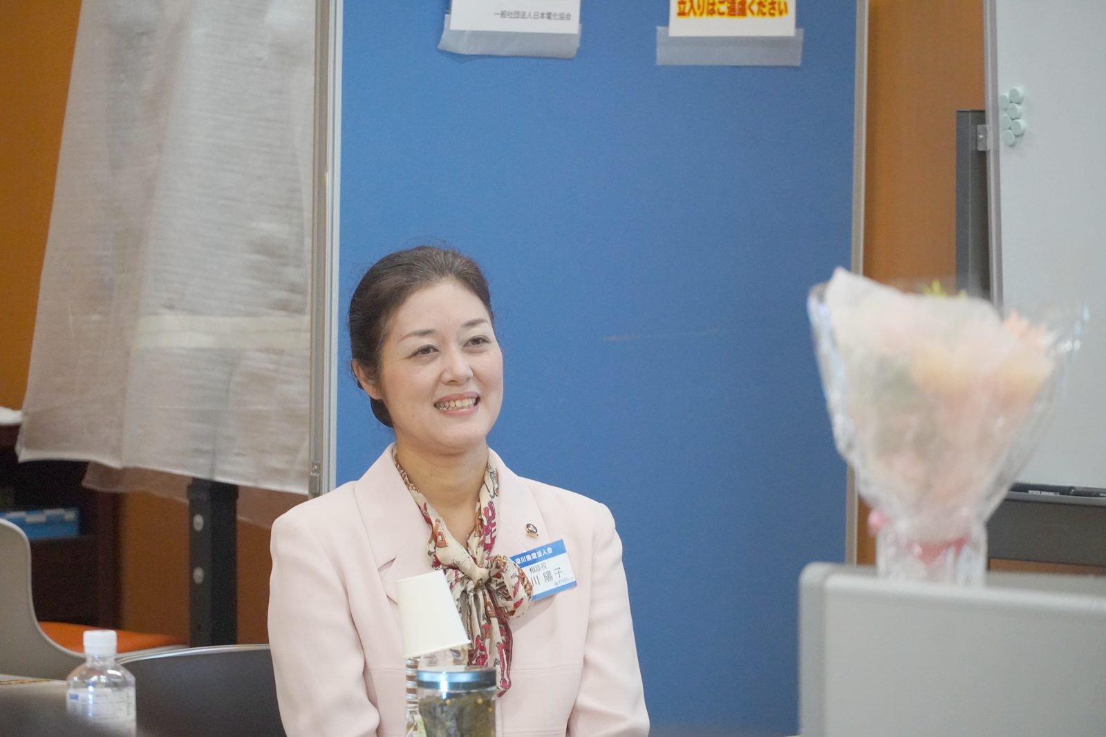 夫の講話に笑顔を見せる及川陽子氏