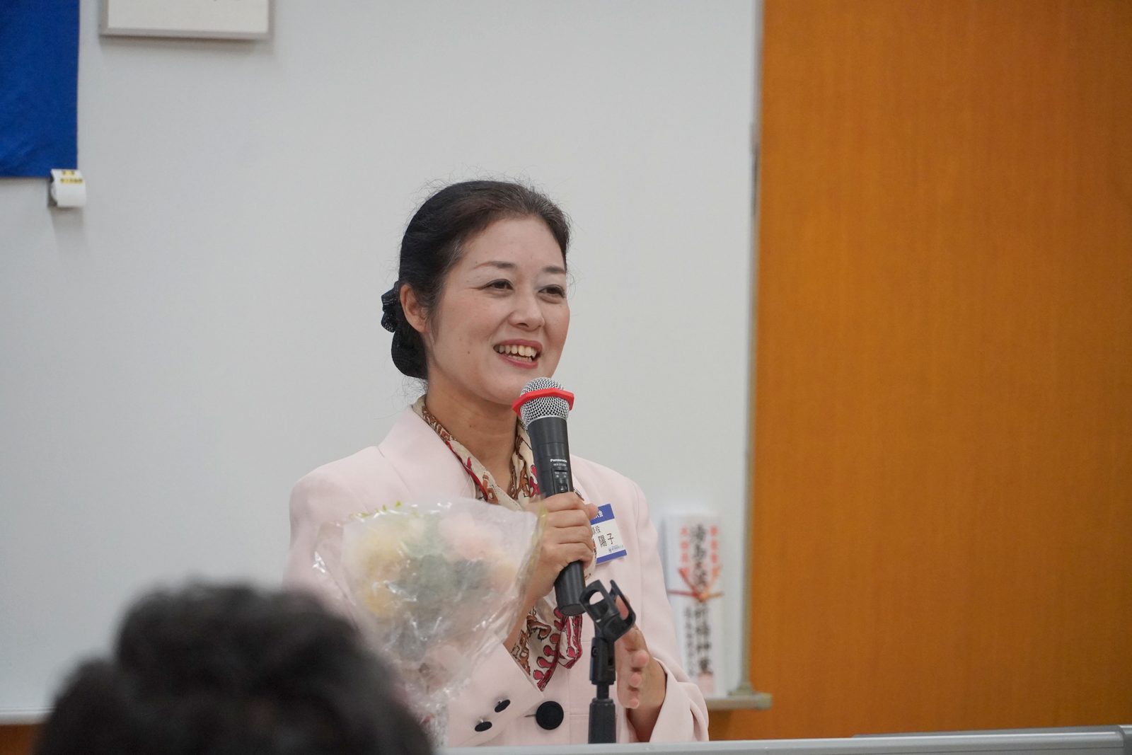 笑顔で講話を締めくくる及川陽子氏