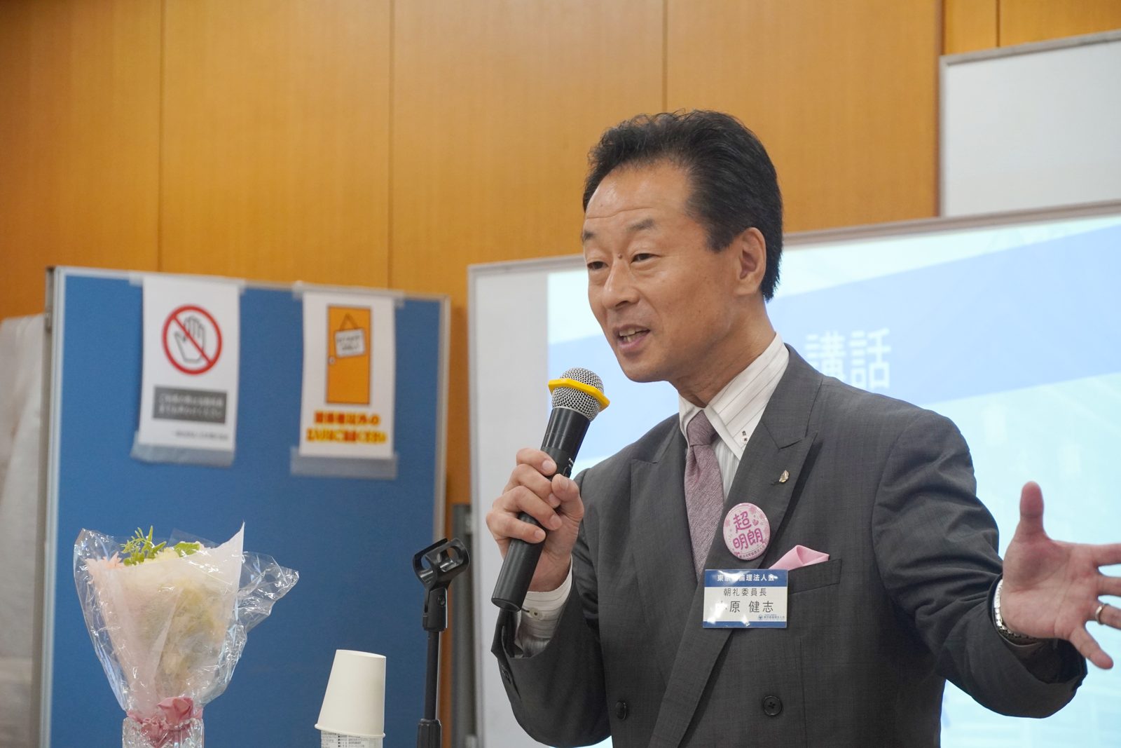 身振りを交えて語る小原健志氏
