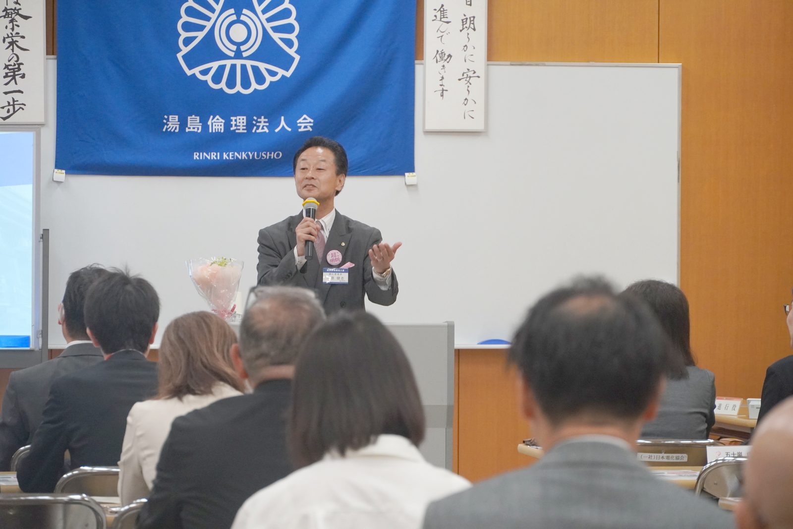 会場後方から