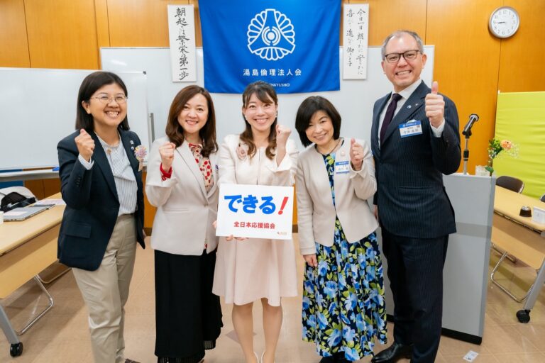 セミナー後に笑顔で並ぶ参加者