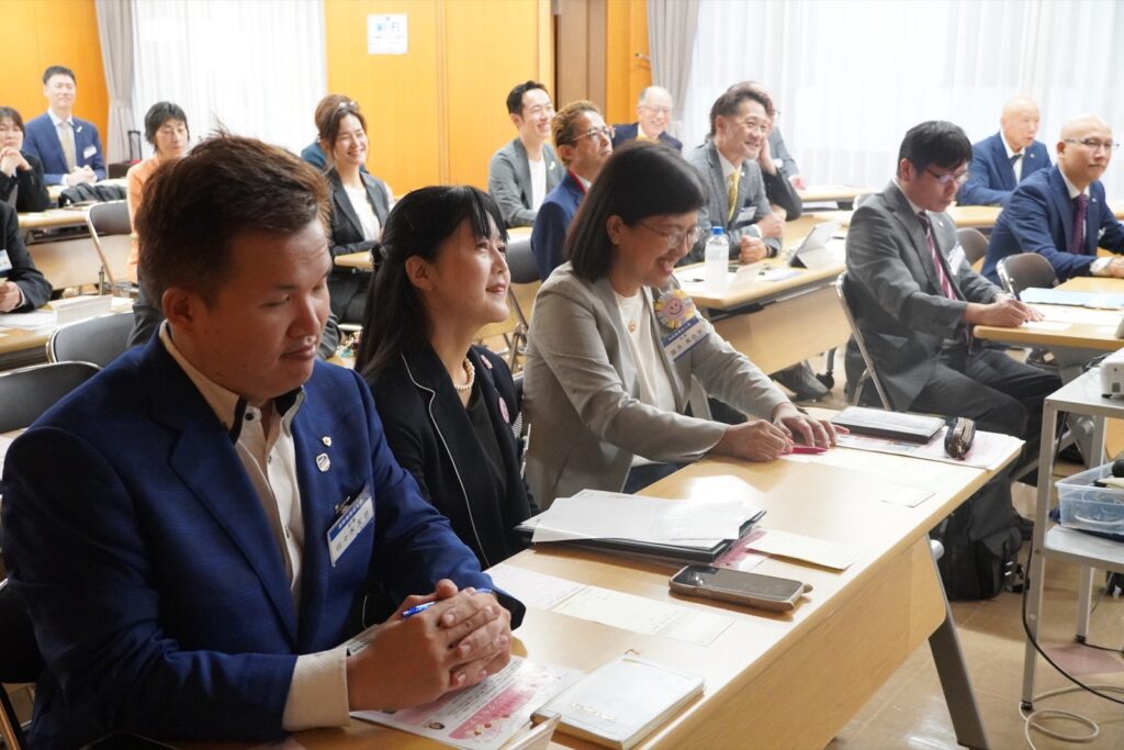 会場で講話に耳を傾ける参加者