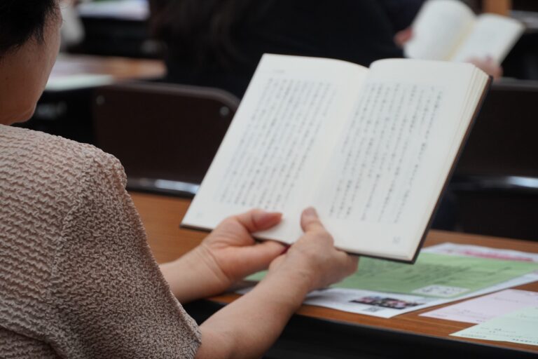 栞を手にして学ぶ参加者